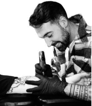 Vallac en train de tatouer à L’Artisterie