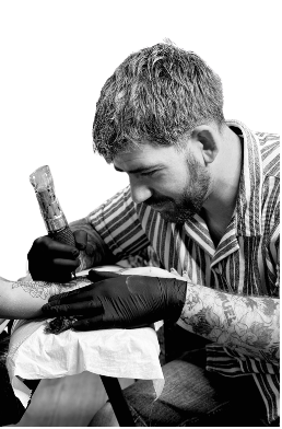 Maxime Alvarez en train de tatouer à L’Artisterie