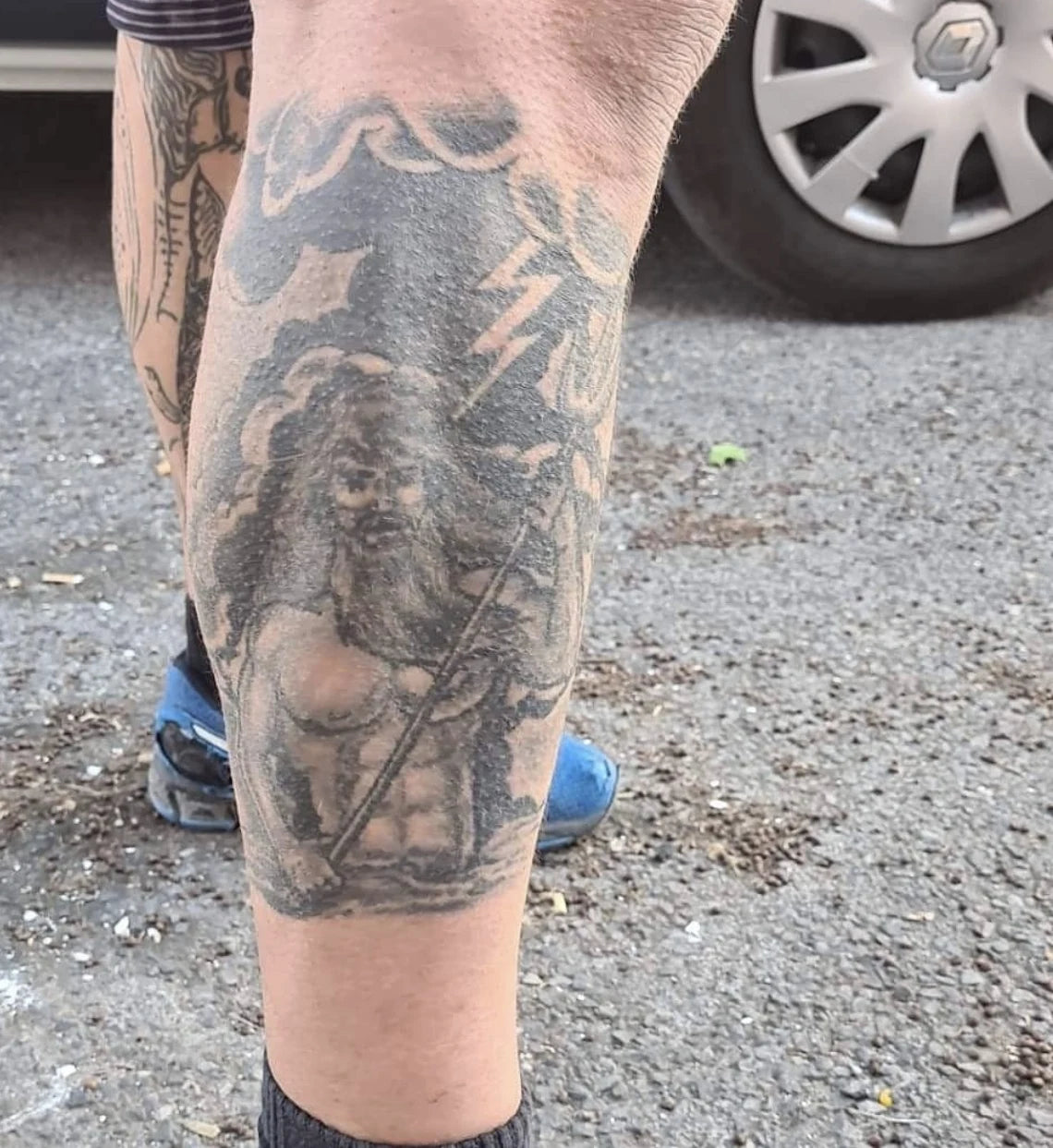 Ancien tatouage couvrant le mollet avant recouvrement
