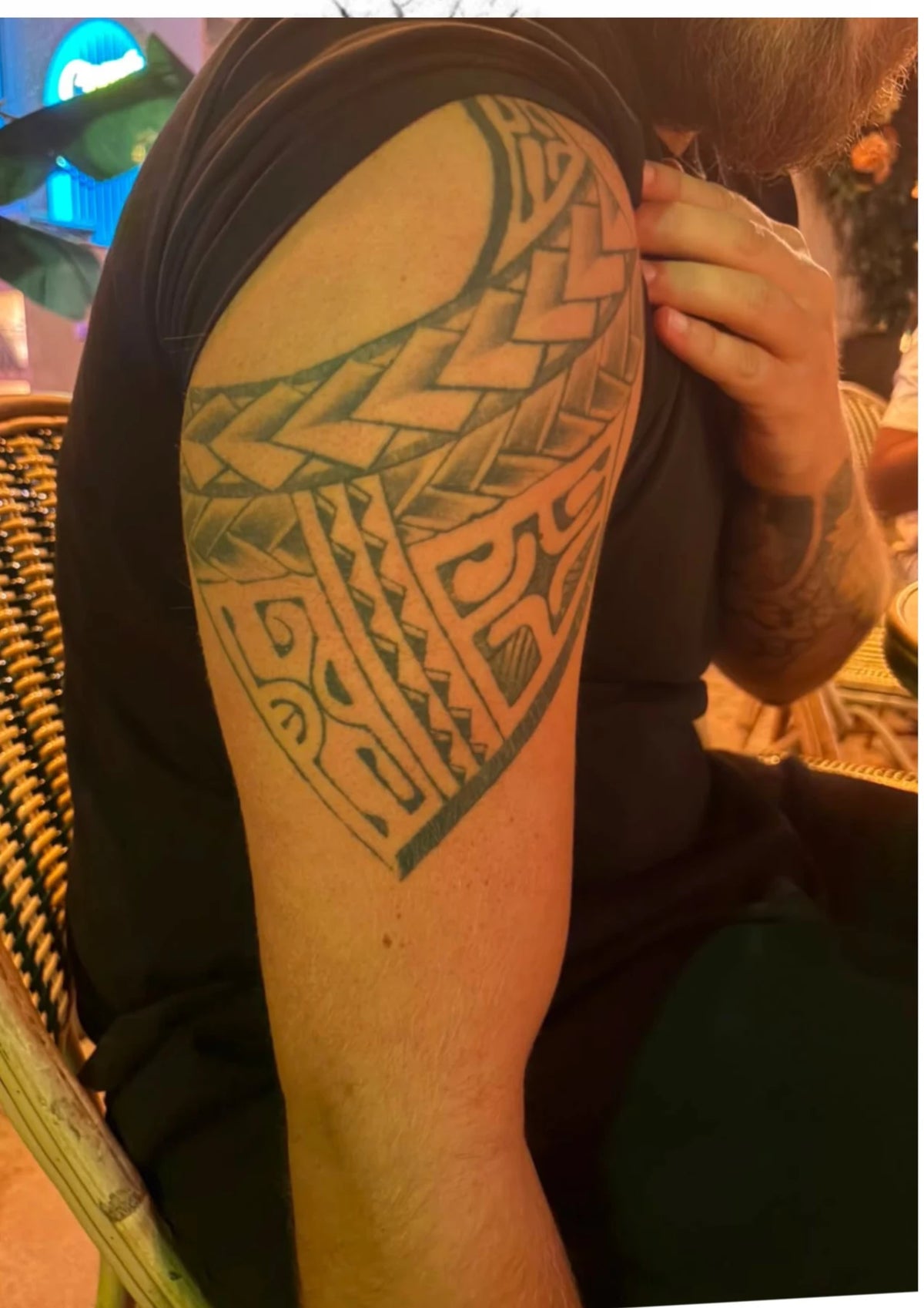 Ancien tatouage polynésien sur le bras avant recouvrement