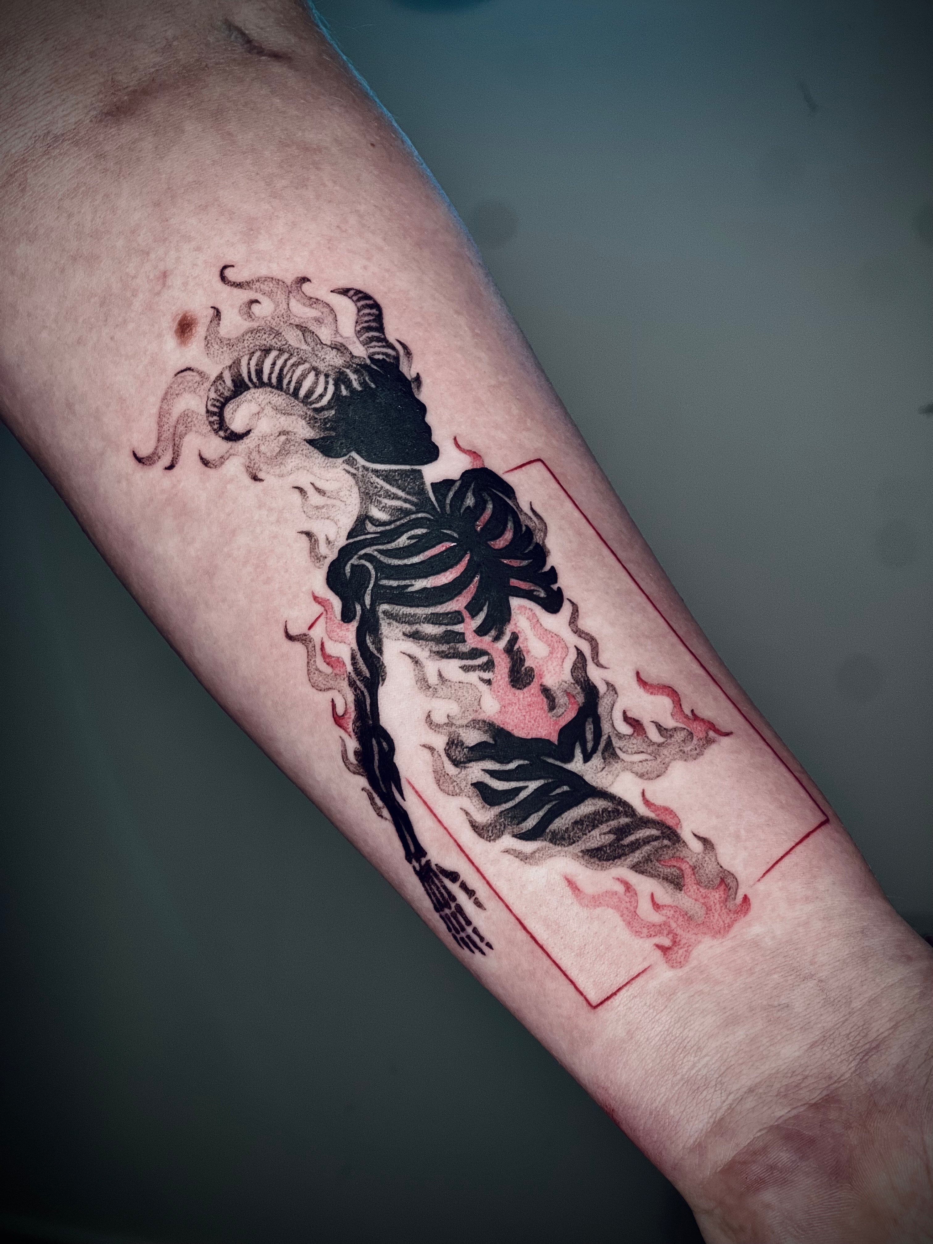 tatouage demon noir et rouge.jpeg